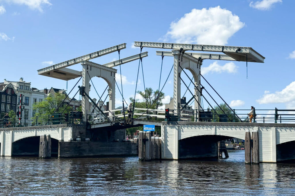 Magere brug aanzicht van een boot
